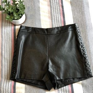 [Topshop] ✨ Black faux leather shorts ✨